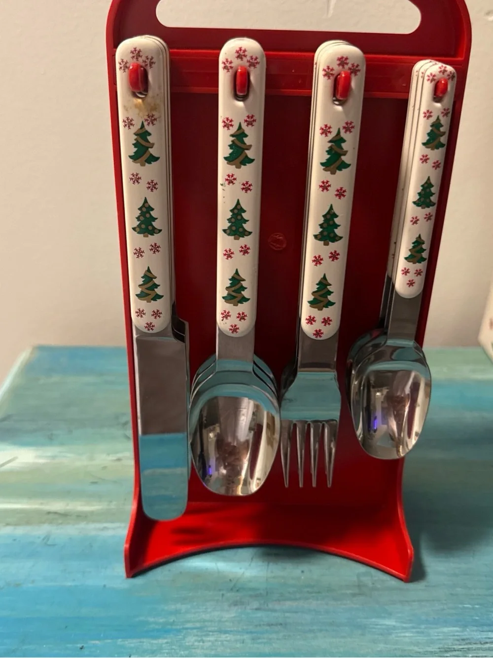Oneida White and Green Holiday Tree 24 Piece Flatware Set with Red caddy and box